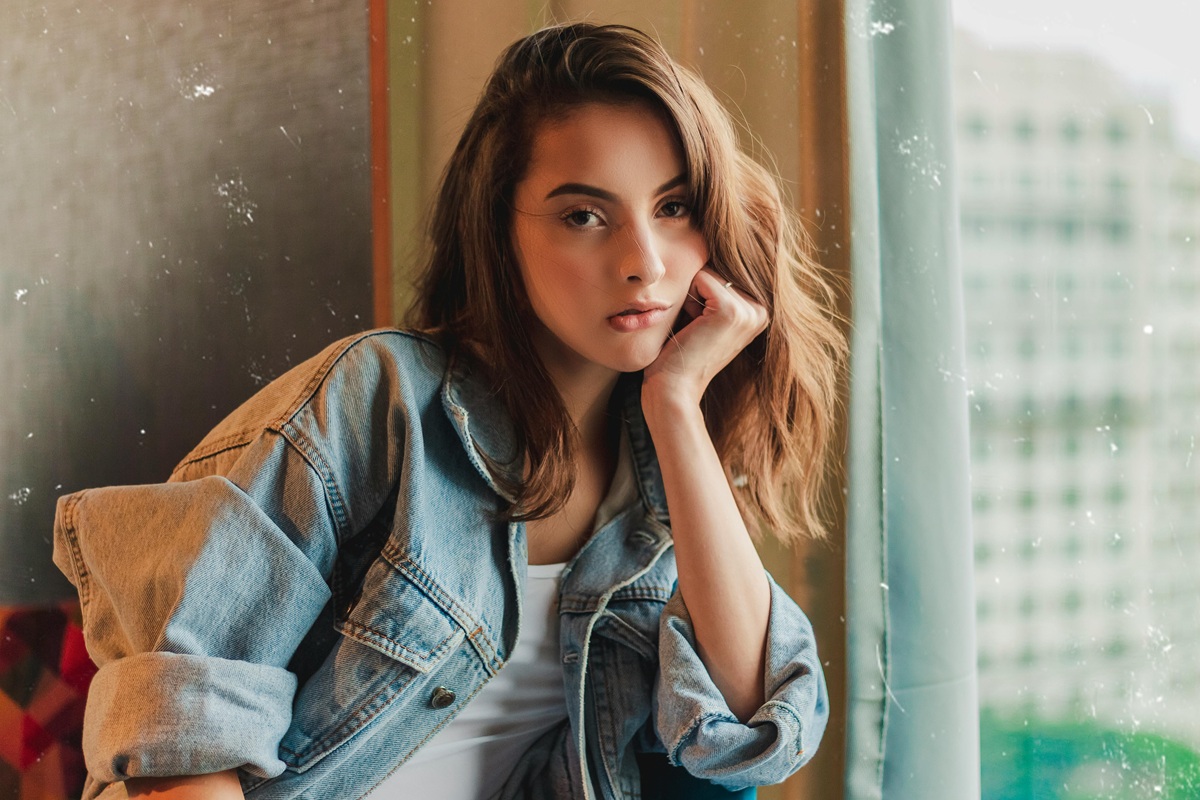 Versatilidade da jaqueta jeans faz dela um item indispensável para o uso diário