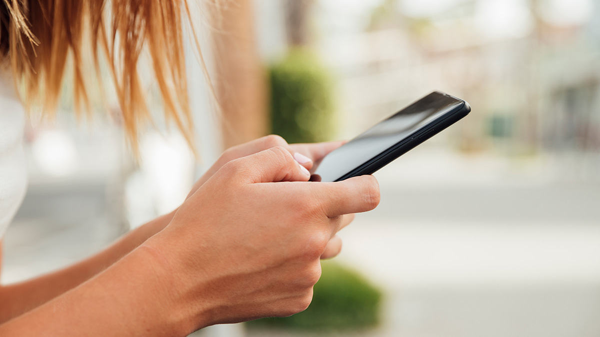 Ativar o modo avião durante o carregamento do celular pode ser uma dica simples, mas muito eficaz para quem precisa ganhar tempo.