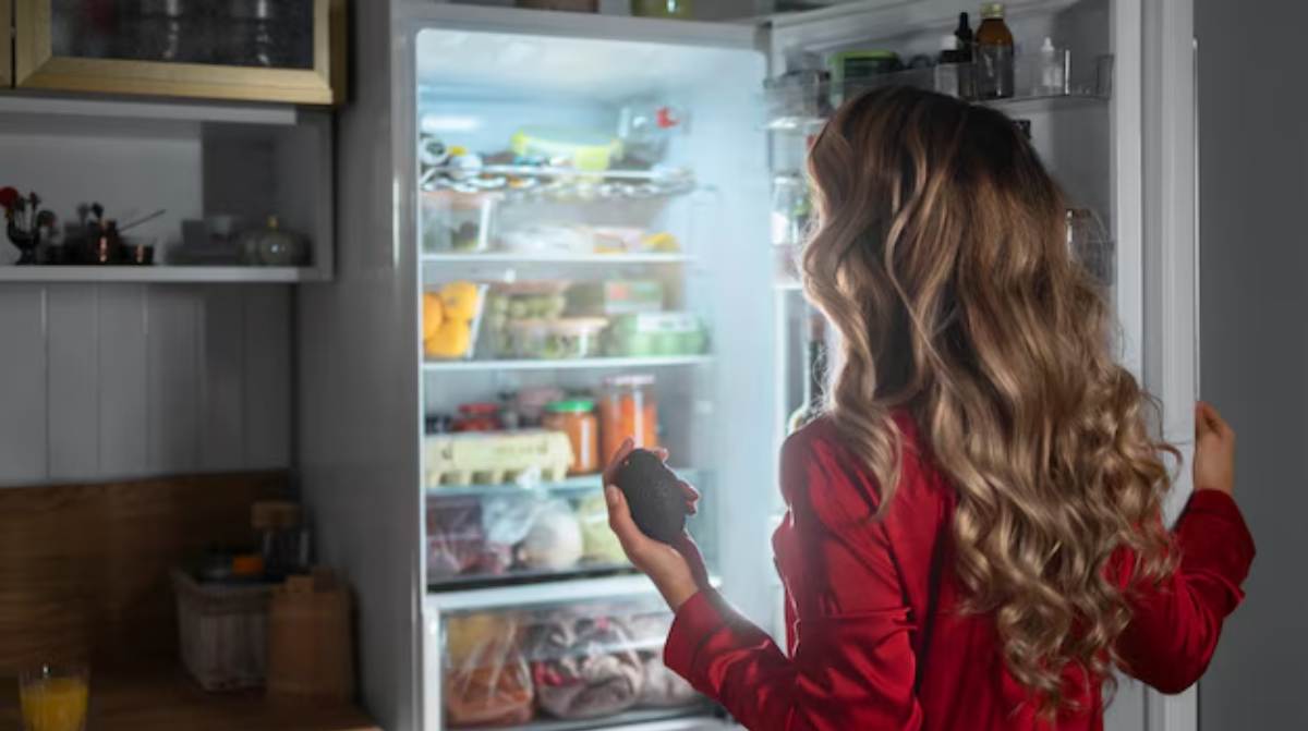 Quando o interior da geladeira não é limpo regularmente, resíduos de comida, embalagens abertas e umidade formam o cenário ideal para o crescimento de micro-organismos