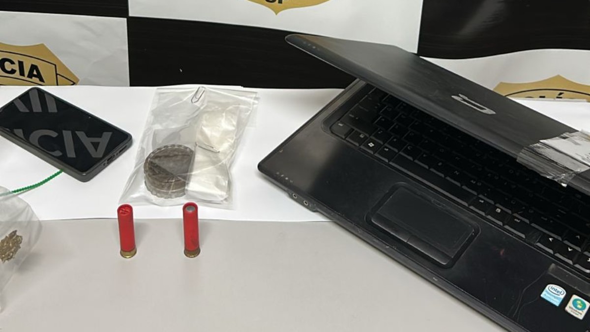 Os policiais recolheram todo o material, inclusive os dispositivos eletrônicos