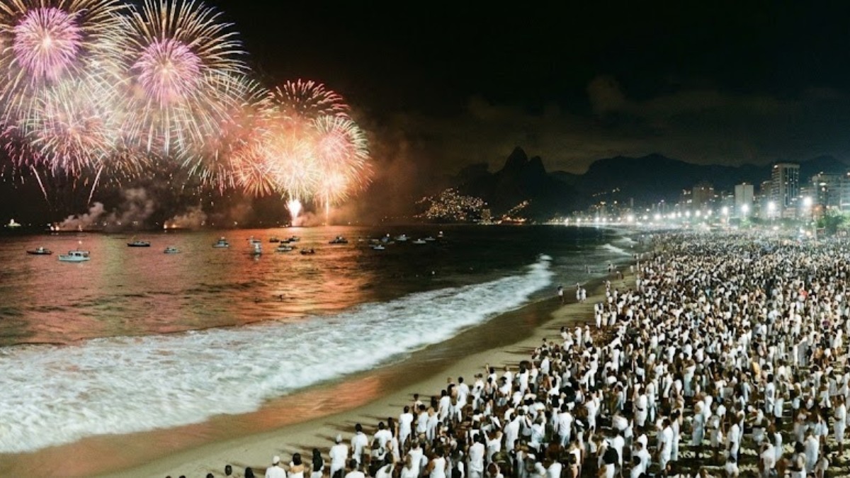 O mar como cenário de renovação: pular as sete ondas é o ritual mais tradicional do Réveillon brasileiro