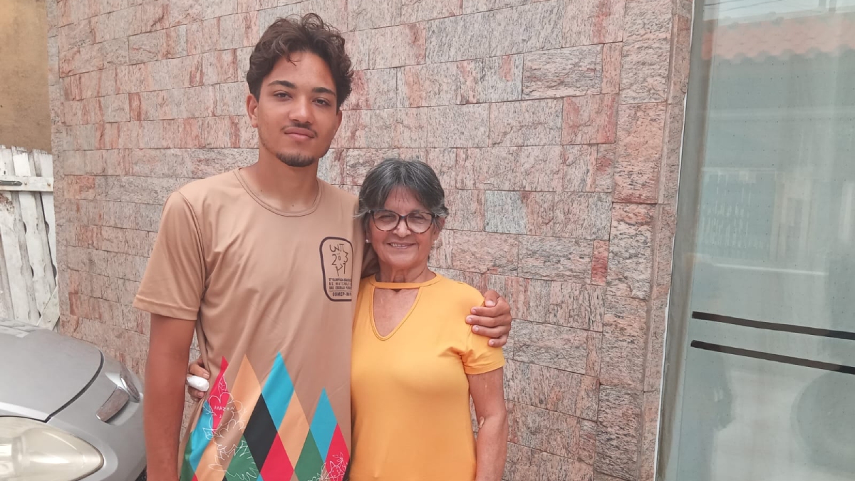 Murilo e sua avó Ivone estão felizes ao conquistar a vaga na Medicina