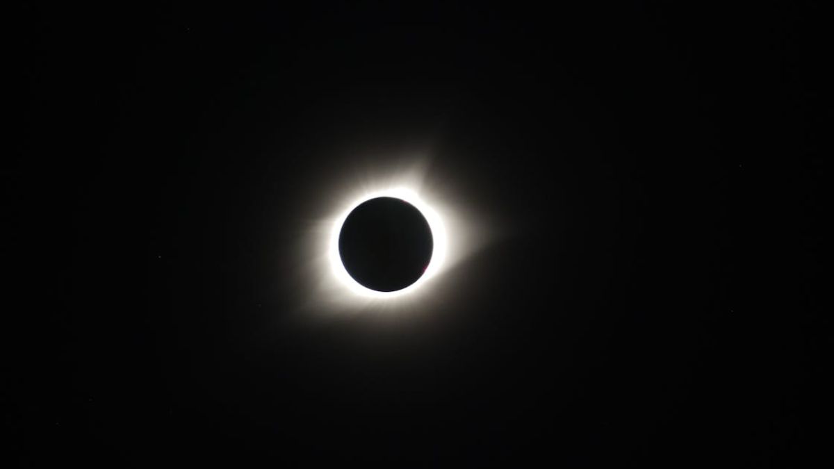 Durante a ocorrência do eclipse, a Terra estará no afélio (o ponto mais distante do Sol em sua órbita), fazendo com que o disco solar apareça ligeiramente menor no céu.