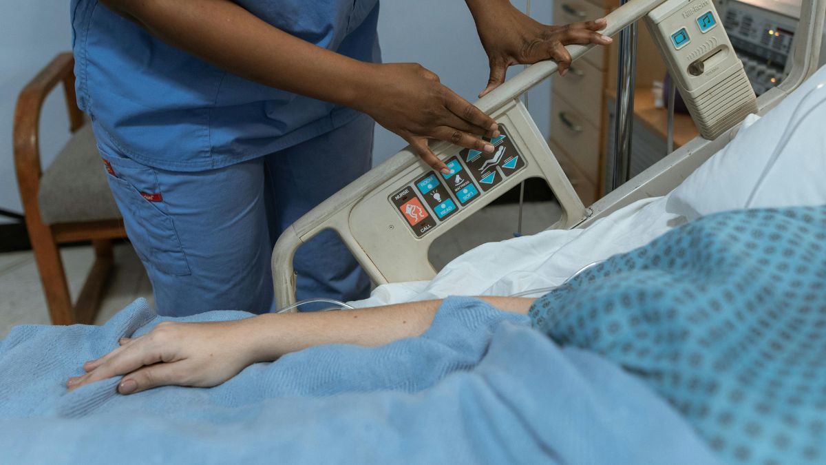 A disseminação ocorre principalmente em ambientes com pacientes imunossuprimidos