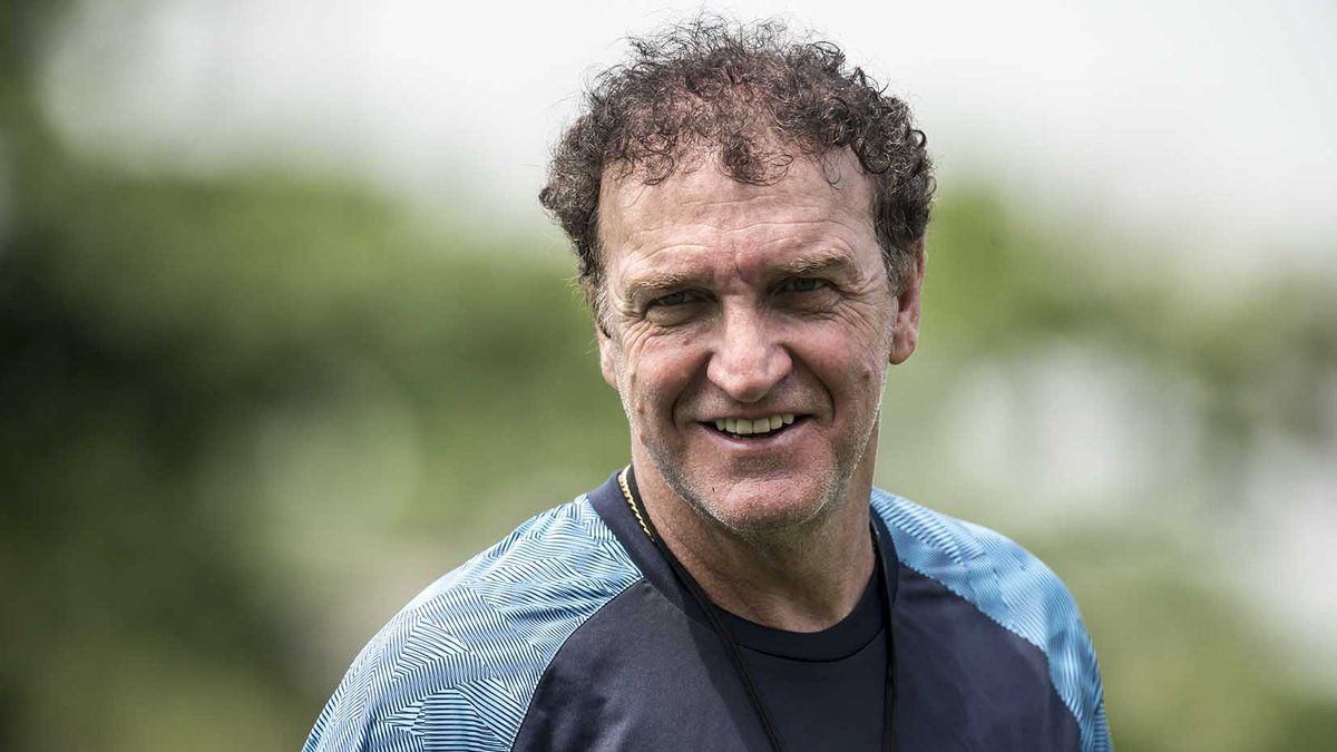 Em sua última passagem pelo Santos, Cuca chegou a receber uma homenagem do time por sua contribuição