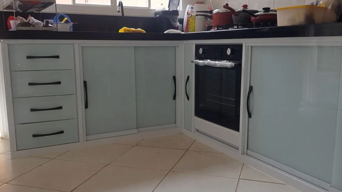 Por serem superfícies não porosas, o vidro e o alumínio impedem a proliferação de fungos 