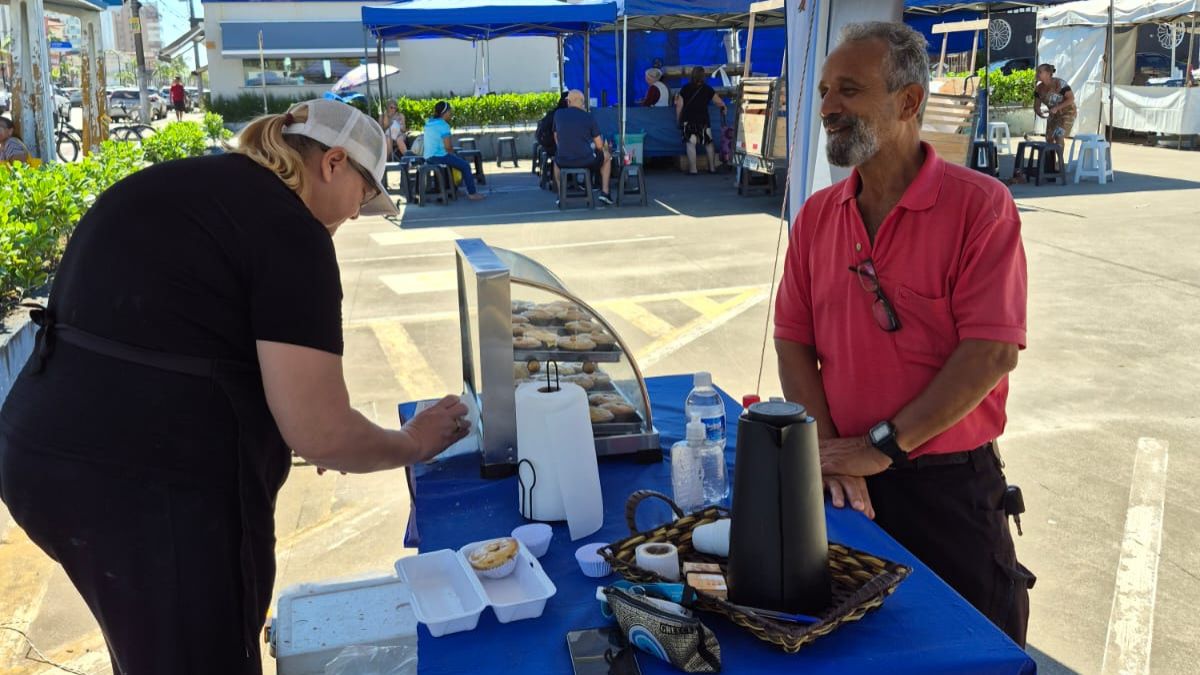 O casal possui a barraca com a venda das empadas há um ano e seis meses, na Feira do Produtor