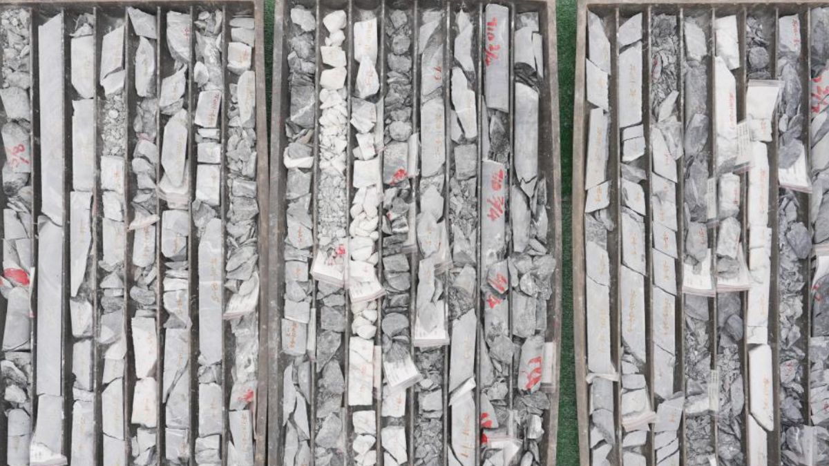 Amostras de rocha perfuradas do campo aurífero de Wangu, no condado de Pingjiang, no centro da China