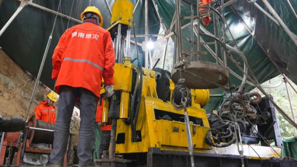 Trabalhadores em um campo aurífero na província de Hunan