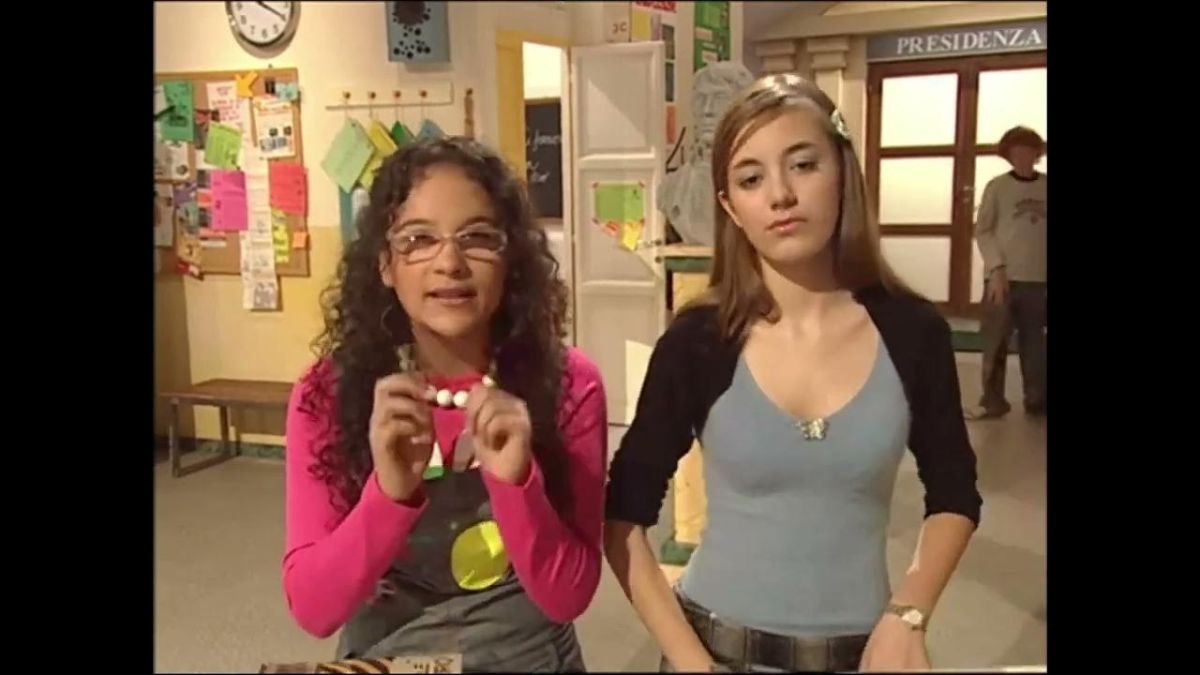 À direita, a atriz italiana Giulia Boverio relata em entrevista ter sofrido diversos traumas por não conseguir se desvincular de sua personagem