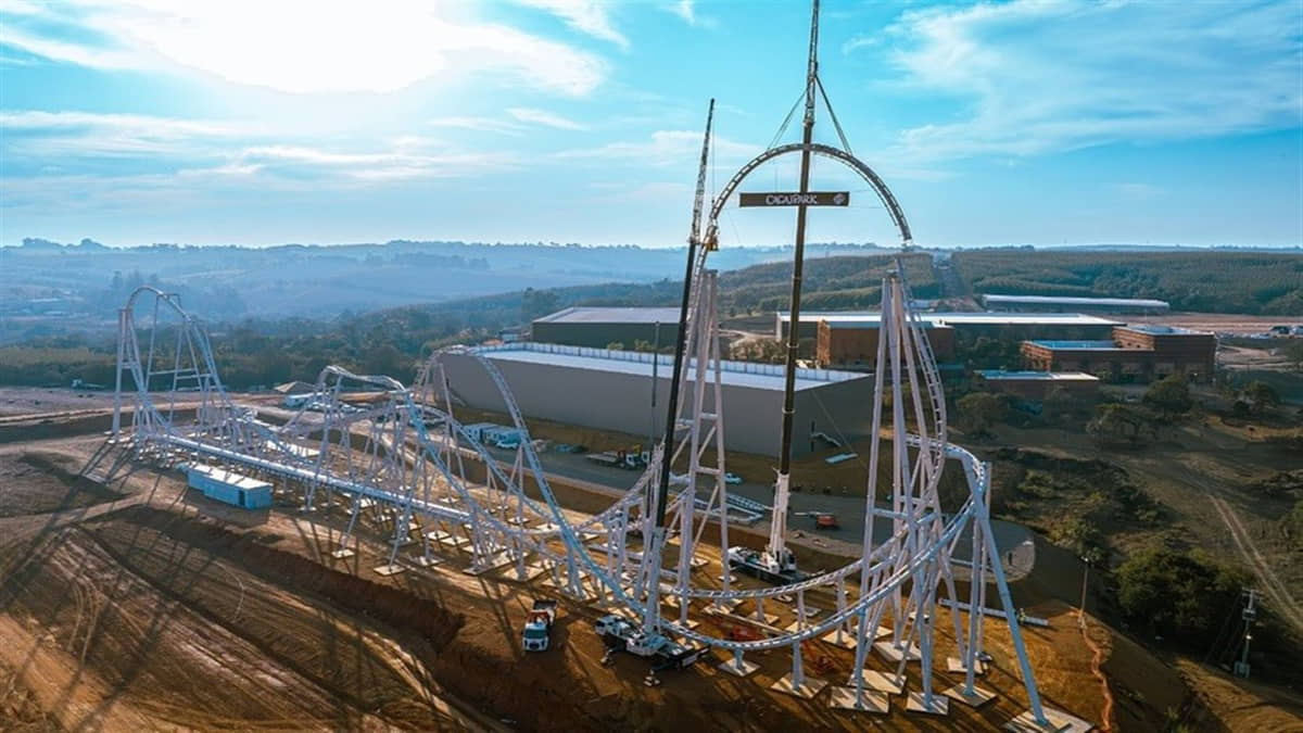 Ghost Rider, a maior montanha-russa do Cacau Park, em Itu, SP