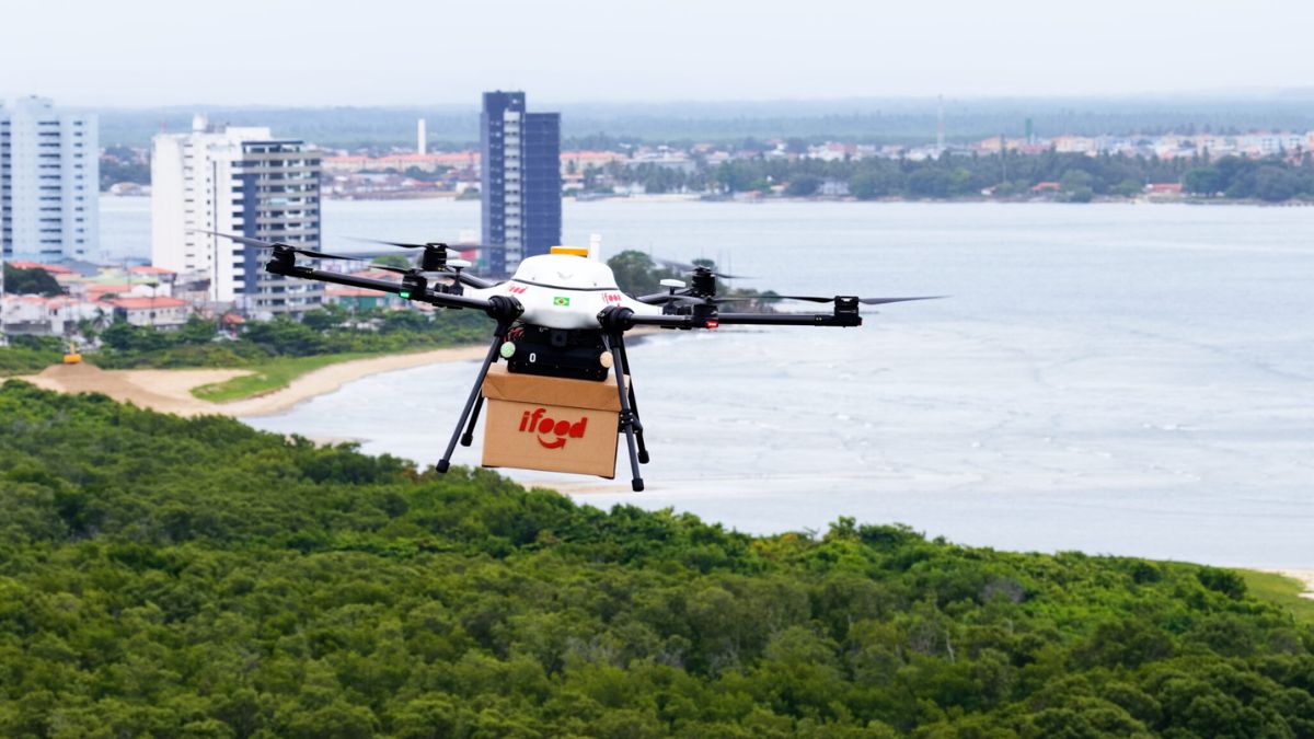Os drones atuam em conjunto com os entregadores parceiros para reduzir o tempo de espera e a emissão de gases poluentes
