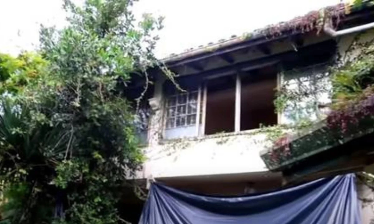 Mansão de Clodovil, em Ubatuba, caindo aos pedaços