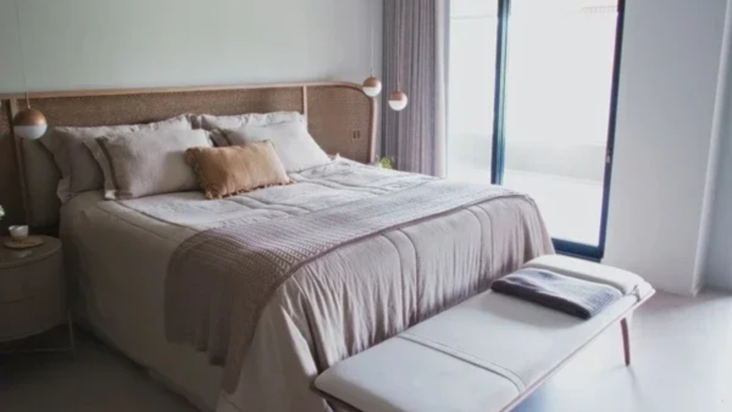 O imóvel utiliza materiais naturais como madeira e tecidos leves