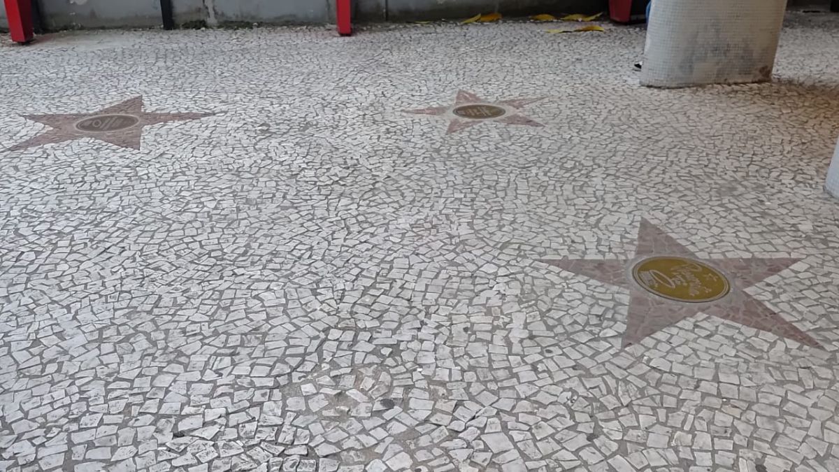 Calçada da Fama de Santos conta com diversas homenagens a nomes como Neymar, Chorão e Rubens Ewald Filho