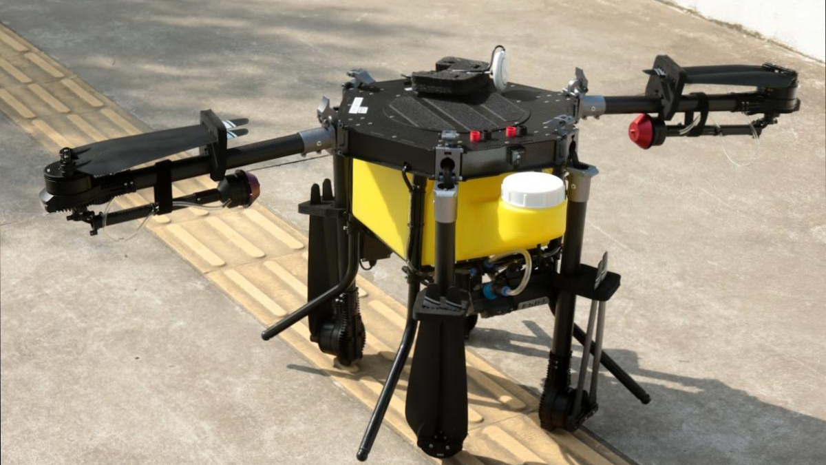 O drone pesa cerca de 25 quilos e tem capacidade para 10 litros de produto