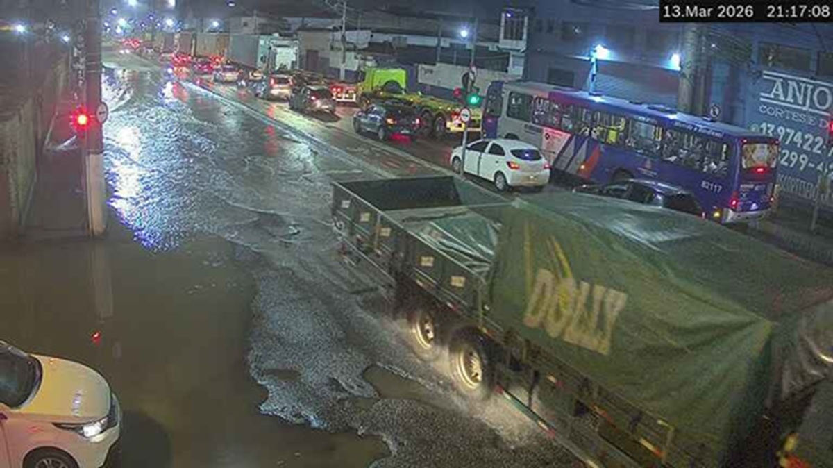 Via já castigada pela chuva, agora trava por conta do congestionamento na Anchieta