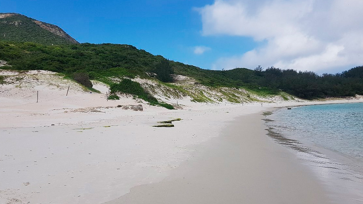 Com areias brancas, mar em tons de azul-turquesa e temperatura média de 20°