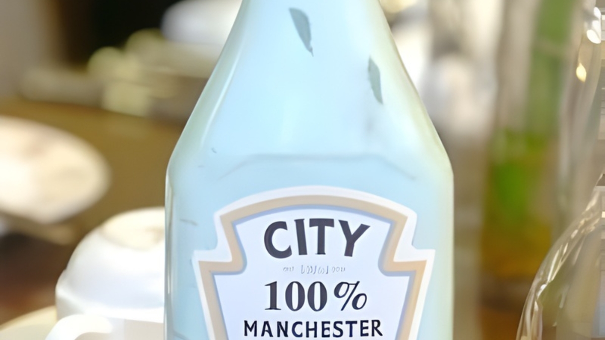 Molho azul feito exclusivamente para venda dentro do estádio do Manchester United, em 2006