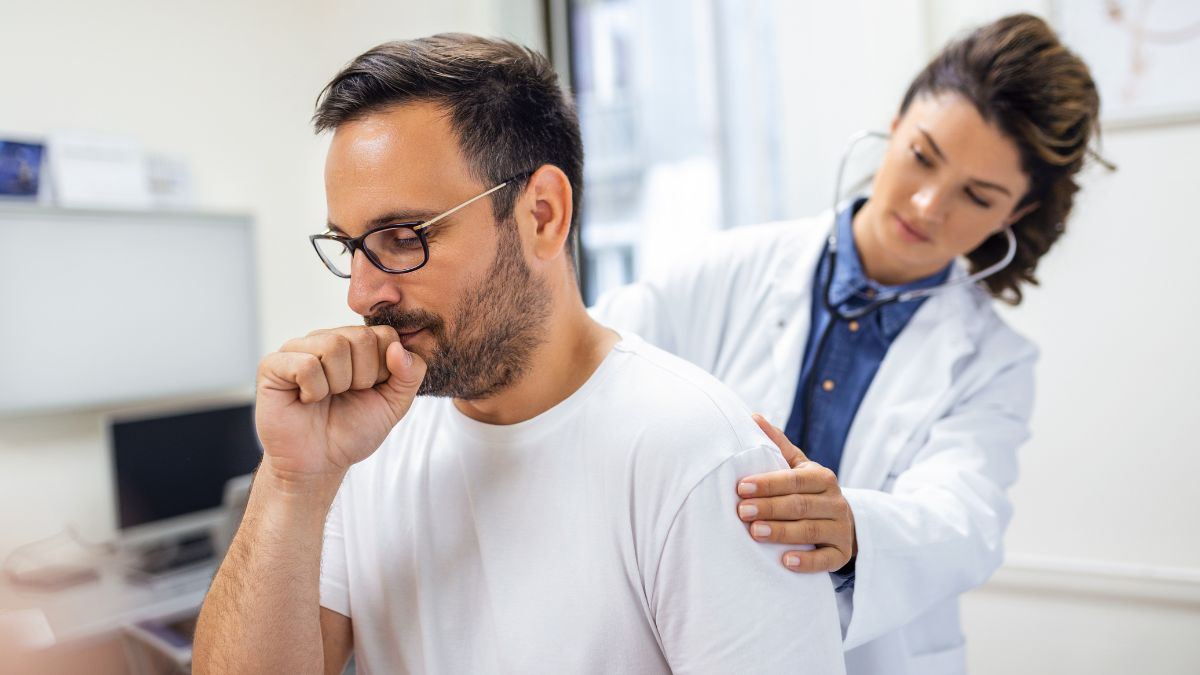 Estratégia evolutiva permite que o patógeno sobreviva dentro das células de defesa aguardando o momento certo para se manifestar.