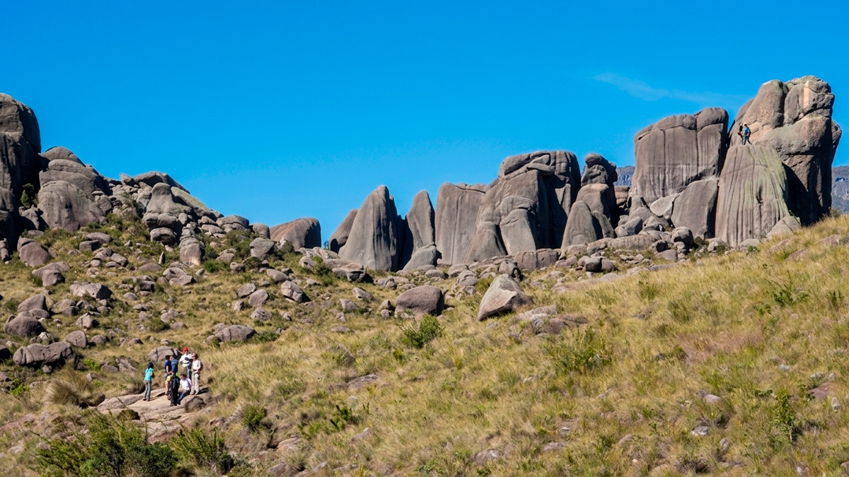 O grande destaque do parque está nas áreas mais altas, onde o visitante pode alcançar altitudes próximas dos 2.800 metros.
