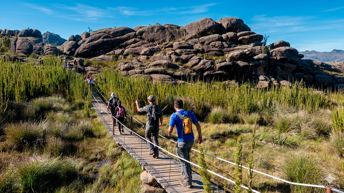A poucas horas de São Paulo, existe um lugar onde é possível literalmente caminhar acima das nuvens, e a paisagem parece saída de outro país. 