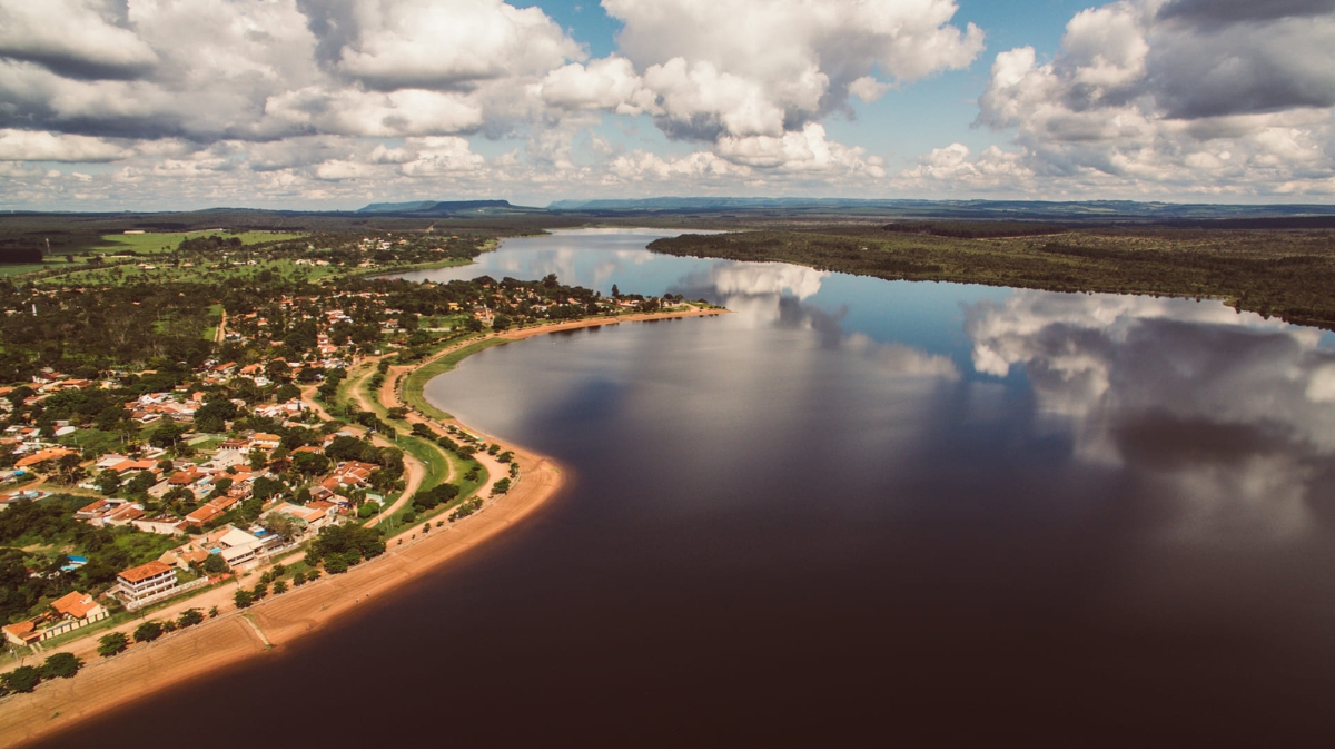 Balneário municipal as margens da Represa do Broa com três quilômetros de praia e calçadão