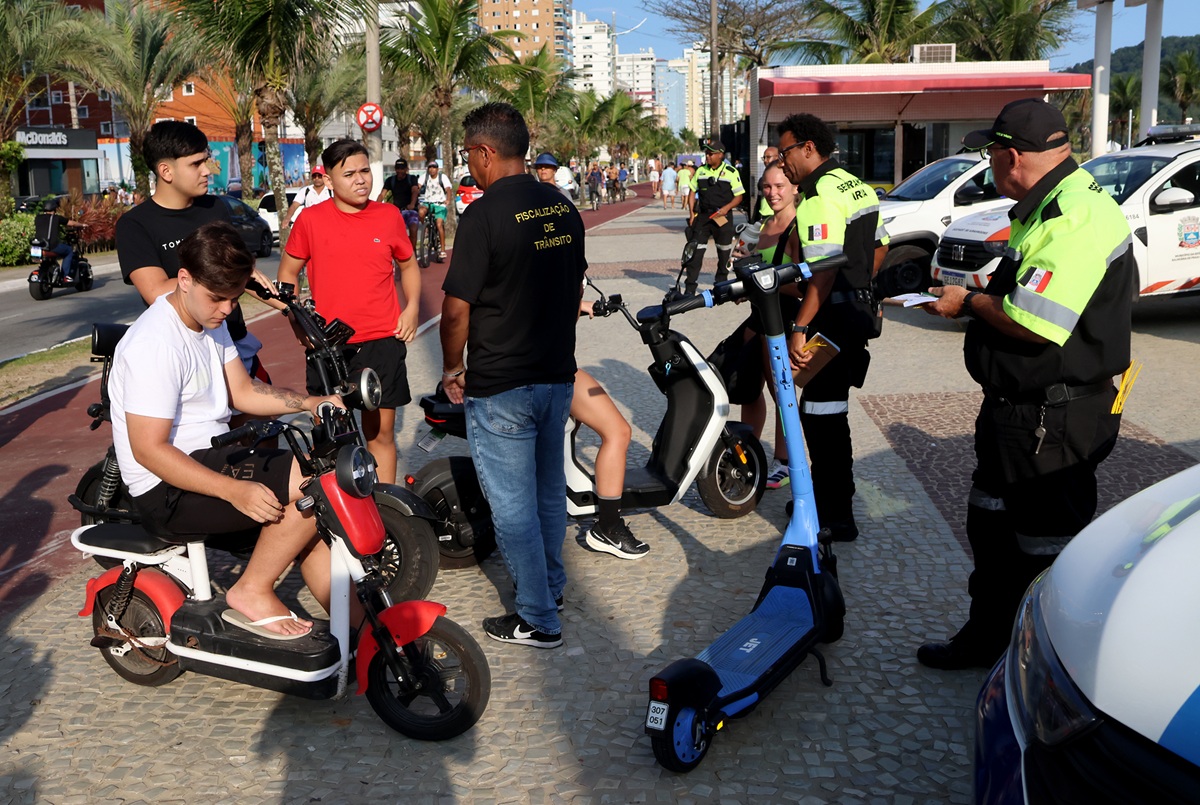  No caso dos ciclomotores, a condução só é permitida para maiores de 18 anos e exige habilitação específica