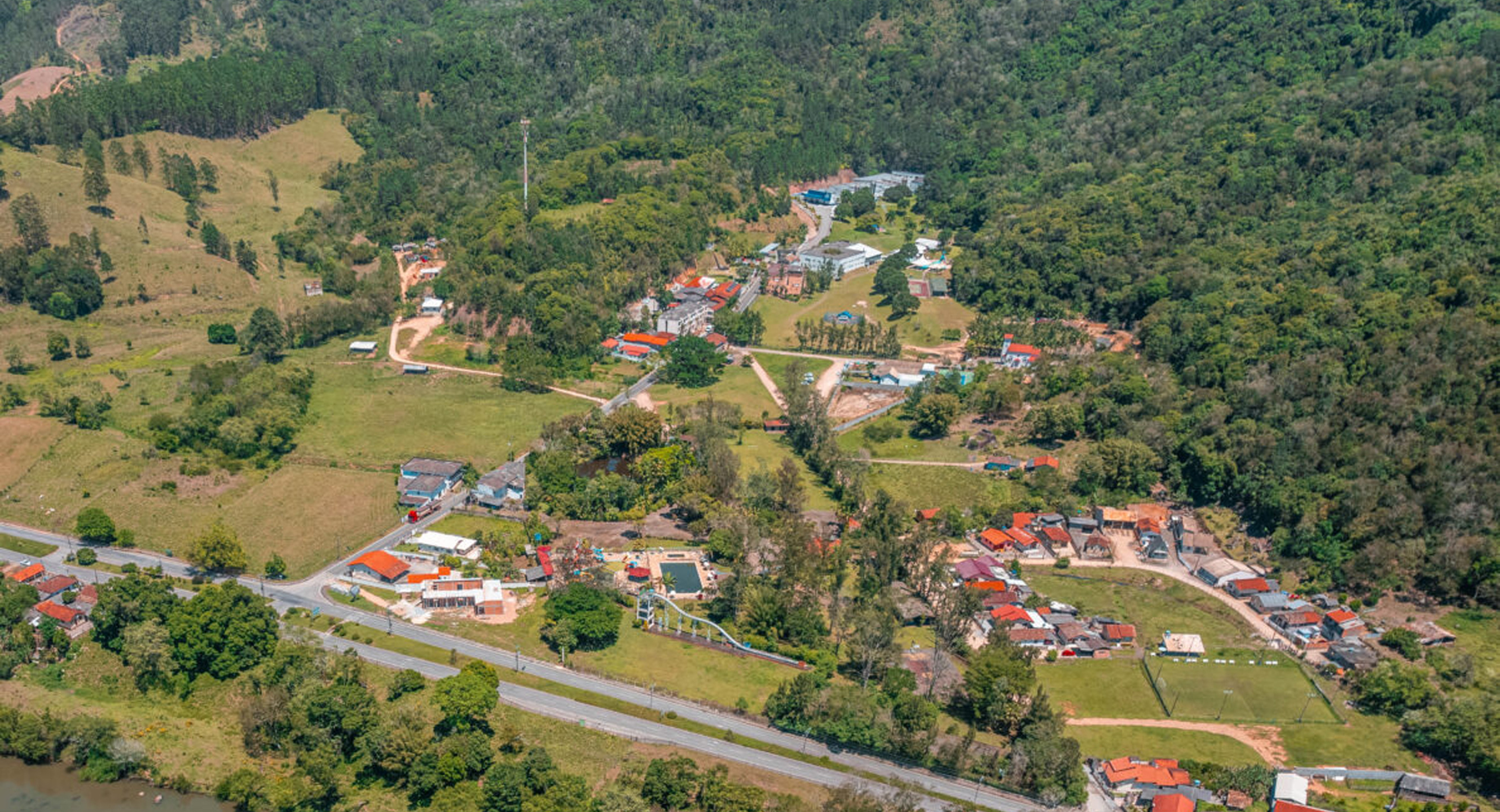Com temperatura média de 37 °C na fonte, as águas são utilizadas em banhos de imersão e tratamentos com lama medicinal. Reprodução/Prefeitura de Tubarão