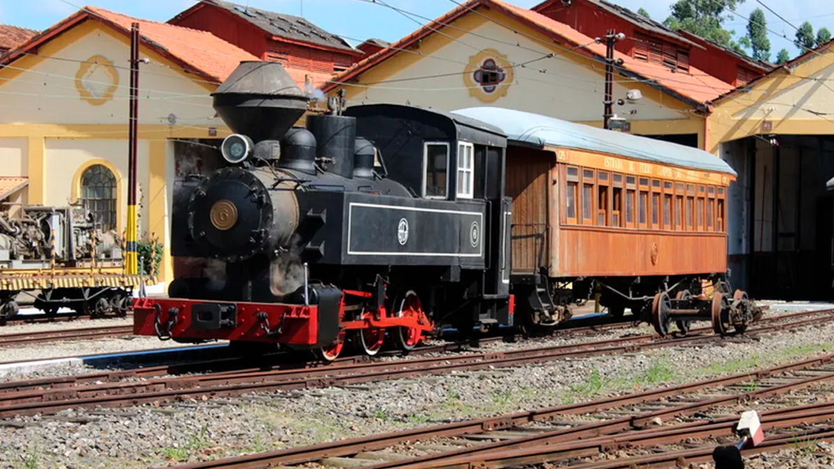 Entre elas, um dos passeios mais charmosos e procurados pelos visitantes é o tradicional trajeto ferroviário que corta a serra.
