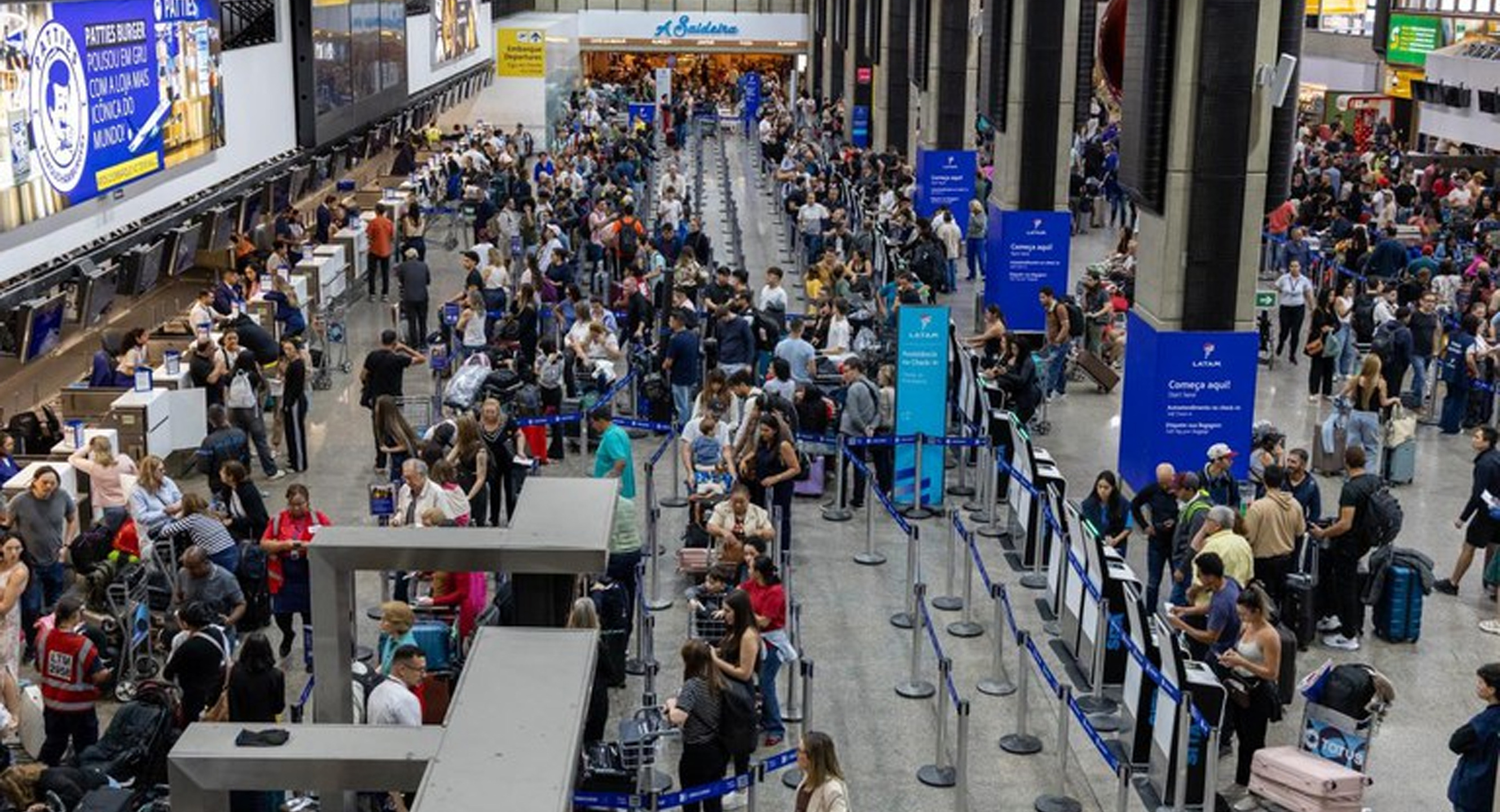 Uma das formas mais fáceis de chegar ao aeroporto é utilizar os ônibus da Viação Cometa. Jonilton Lima/MPor
