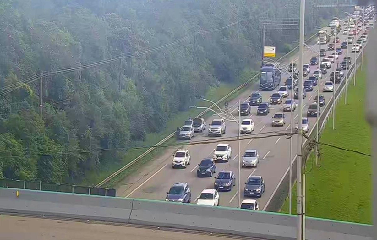 Lentidão vai do km 32 ao km 43 e é causada pelo alto fluxo de veículos