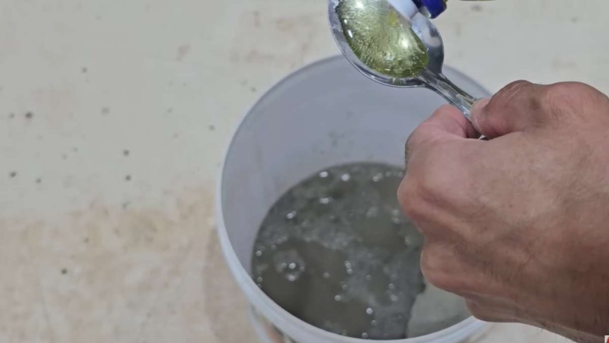 A combinação de cimento e detergente é frequentemente aplicada em serviços de acabamento e vedação