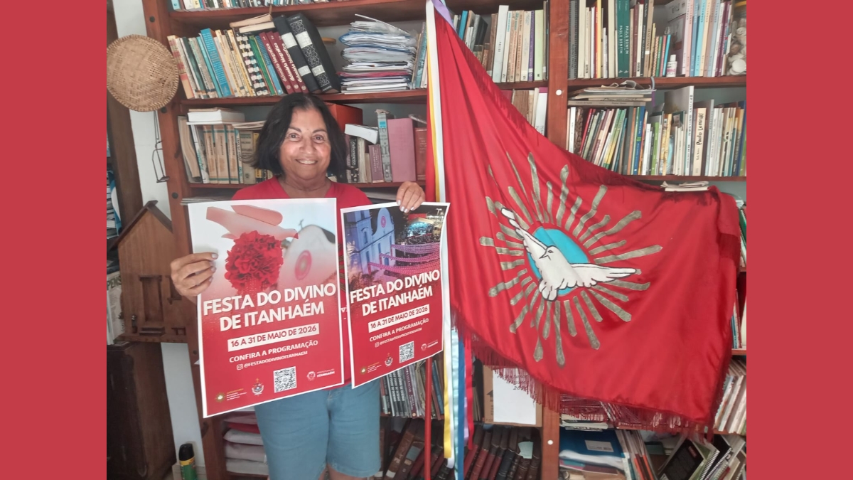 Moradores recebem a Bandeira do Divino com orações em suas casas