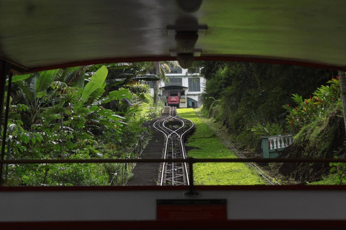 Monte Serrat, em Santos, o bondinho também utiliza cabos para subir e descer o morro
