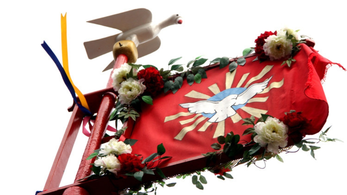 A Bandeira da Festa do Divino do Espírito Santo é passada pelos bairros de Itanhaém, iniciando a preparação para as festividades