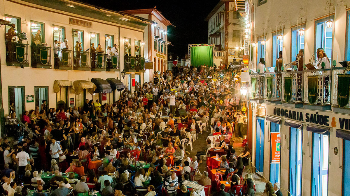 Evento que ocorre quinzenalmente, Vesperata reúne diversos turistas às ruas de Diamantina durante a noite