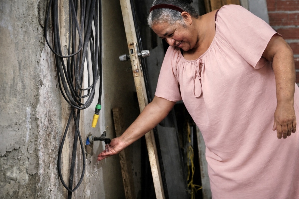 Beneficiária da Tarifa Social Paulista, Luciene Maria, moradora da Baixada Santista