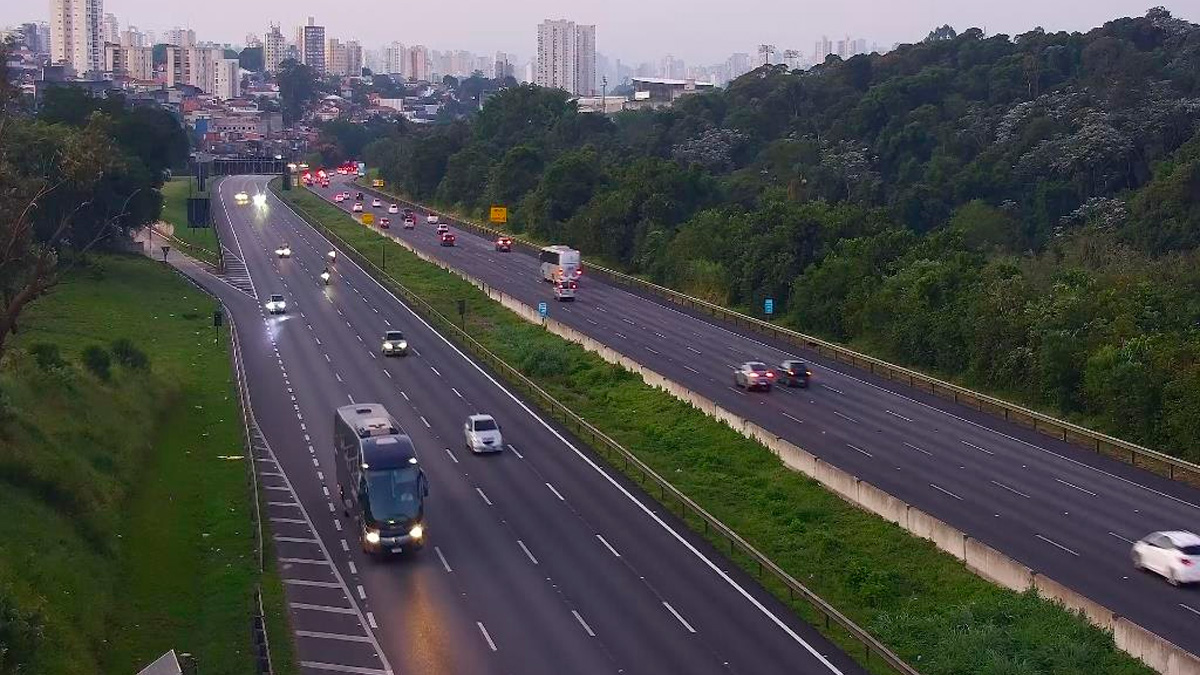 O movimento nas rodovias que ligam o litoral à capital paulista é tranquilo na tarde deste domingo (5)