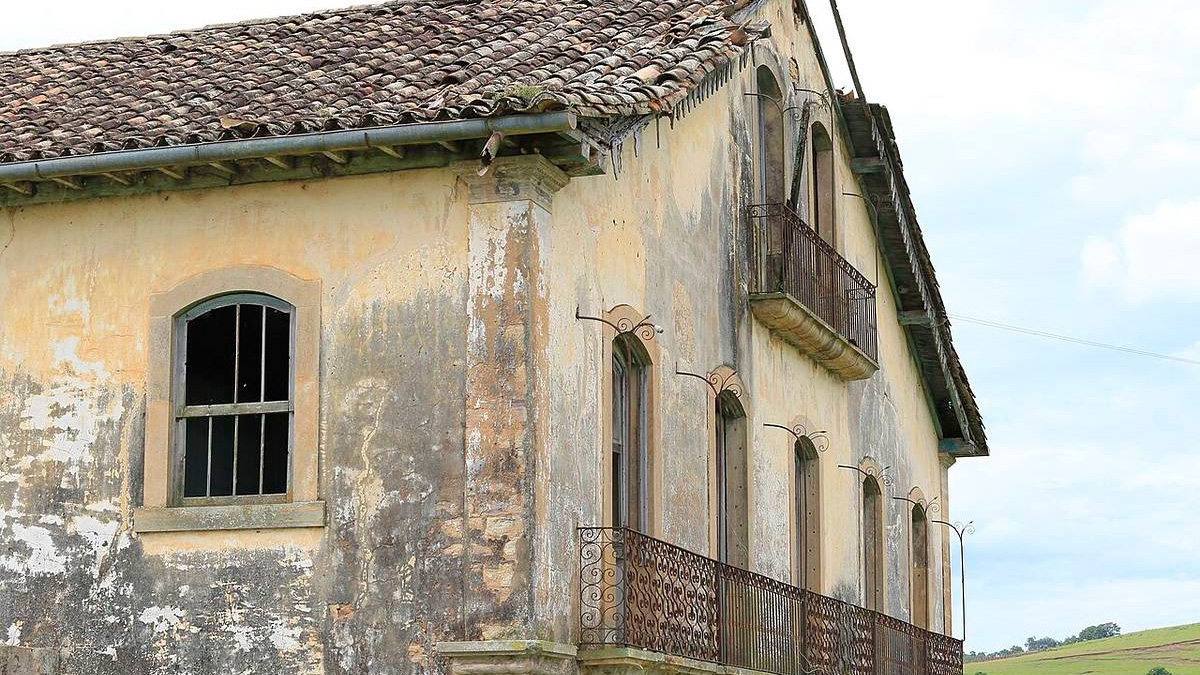 No entanto, sinais de abandono já são evidentes: fachadas desgastadas, madeiramento comprometido e interiores deteriorados.