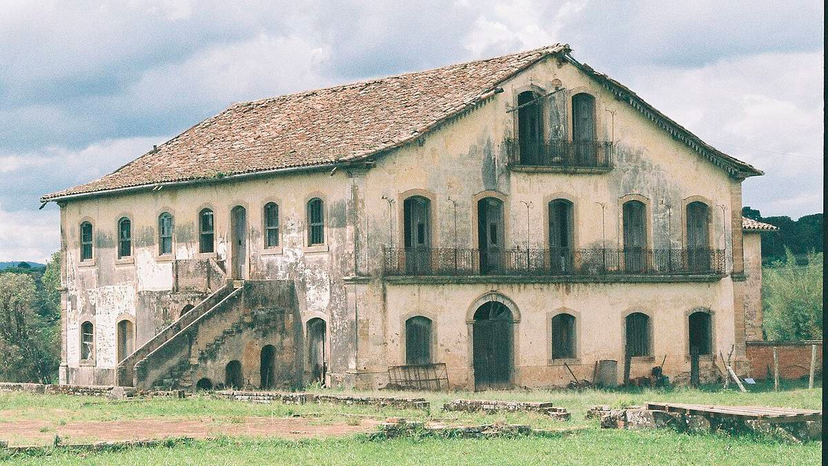Registros históricos confirmam que a fazenda operava com base na exploração de mão de obra escravizada, prática comum à época. Rentringer/Wikimedia Commons