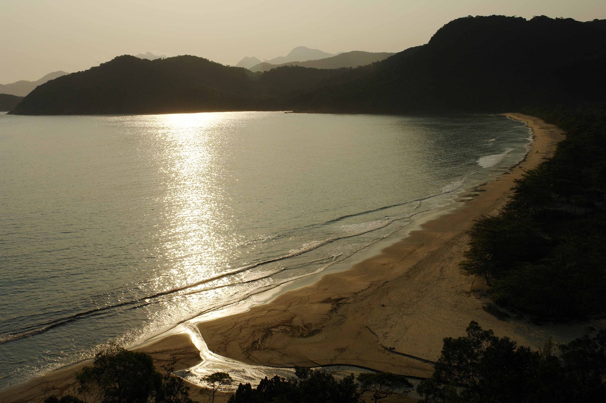 Com acesso por trilha ou barco, a Praia do Sono combina isolamento e preservação