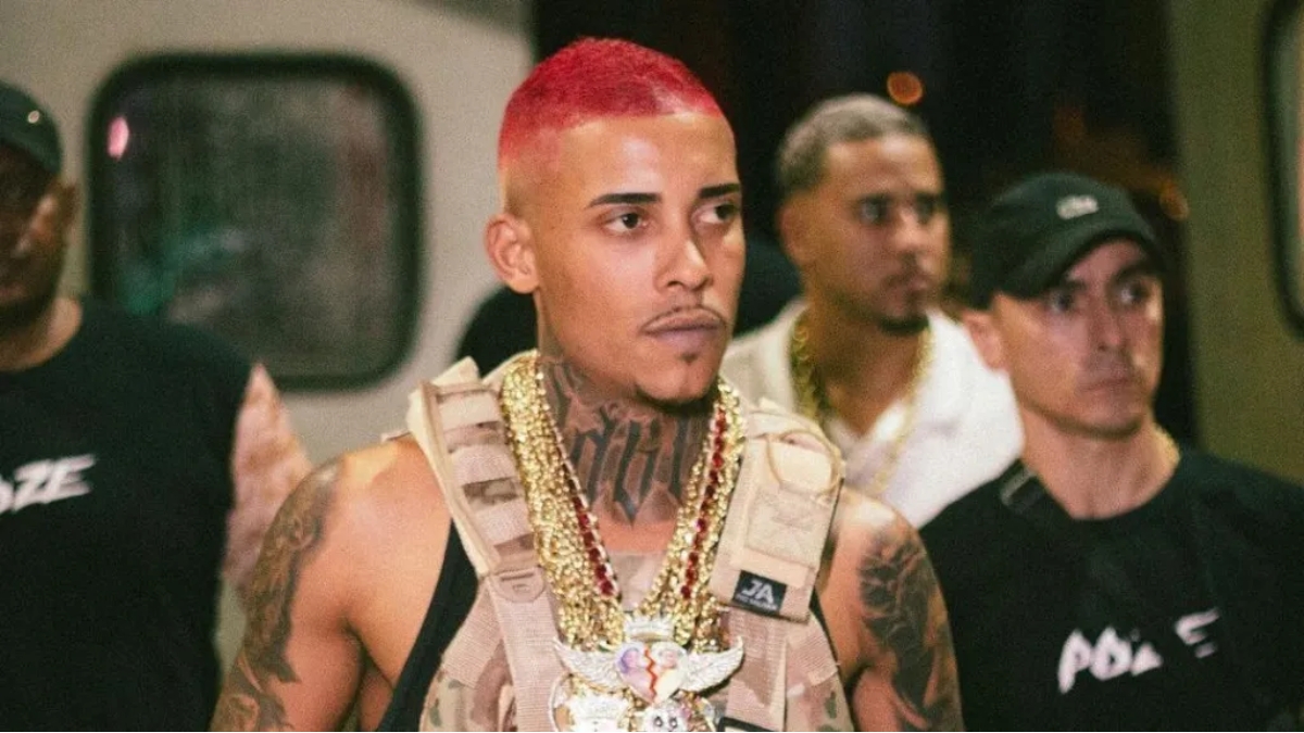 MC Poze do Rodo nunca deixou de expor sua fortuna, sempre esbanjando suas múltiplas joias e acessórios 