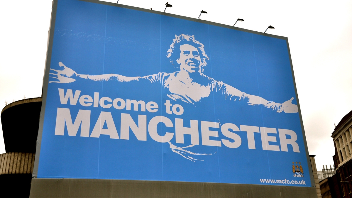 Placa de marketing do Manchester City após o anúncio de Carlos Tevez