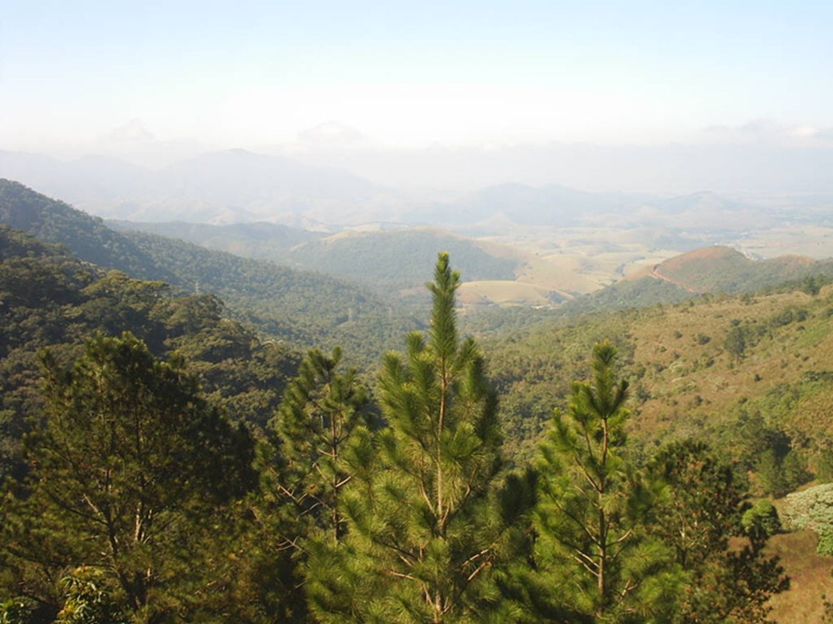 Localizada na Serra da Mantiqueira, a cerca de 170 km da capital, a cidade está a aproximadamente 1.080 metros de altitude