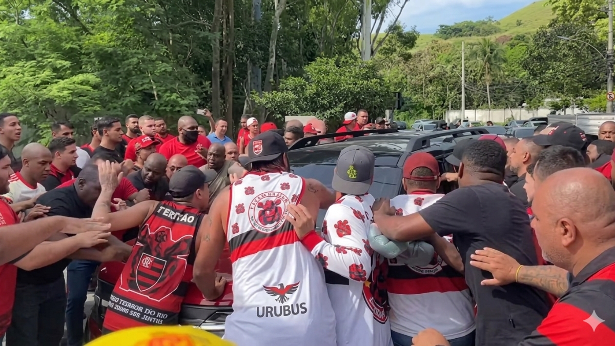 Torcida do Flamengo em protesto na saída do Ninho do Urubu