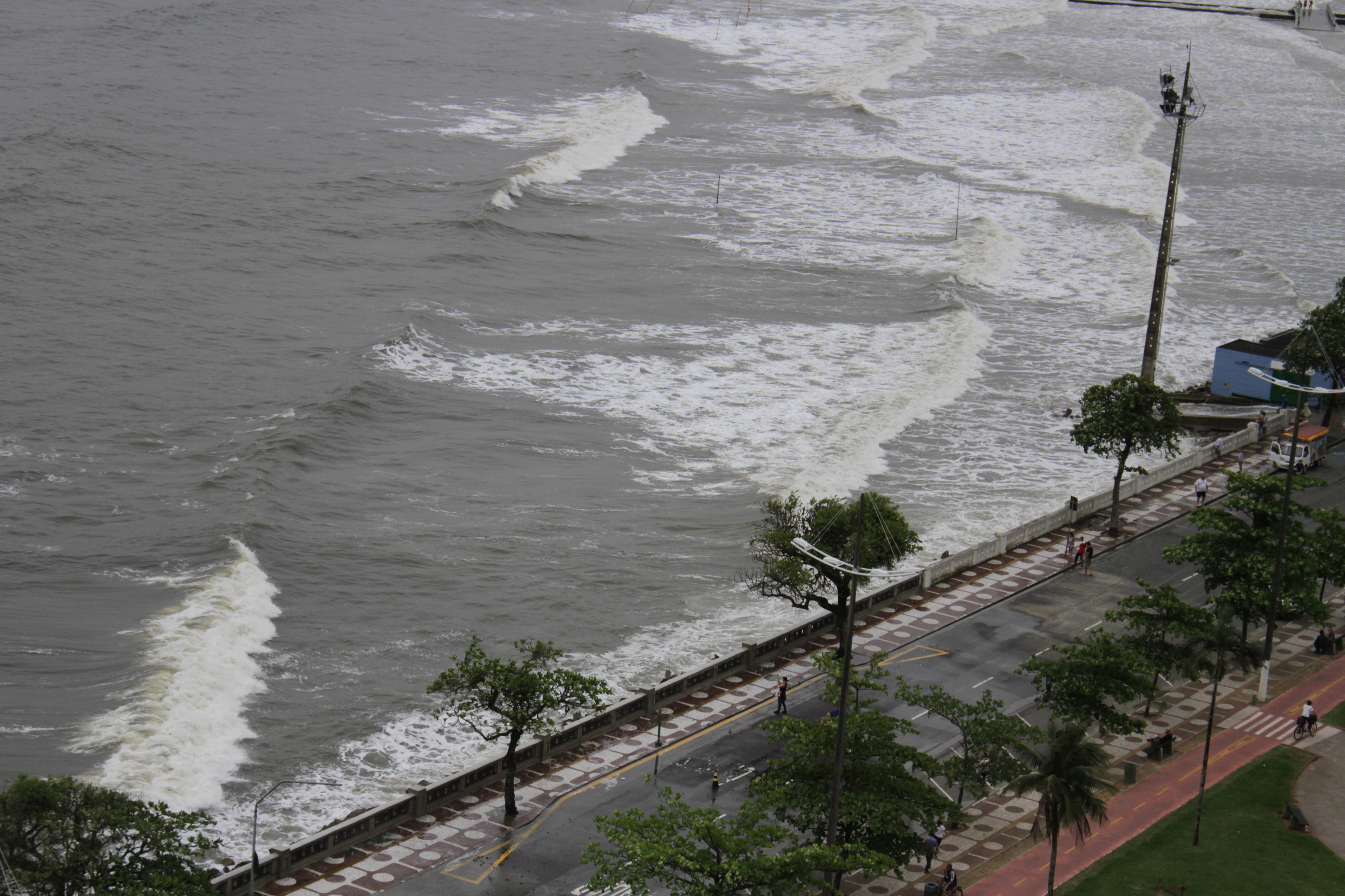 Com ventos fortes e mar agitado na Baía de Todos-os-Santos, ondas