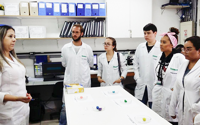 Futuros médicos visitam laboratório de análises clínicas Itapema Medicina Laboratorial, em Guarujá - Diário do Litoral