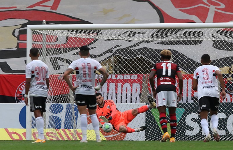 Com pênalti polêmico, Bahia perde para o Flamengo no Maracanã