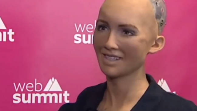 Não era uma cantora, era um robô (Foto: Reprodução/ Youtube)